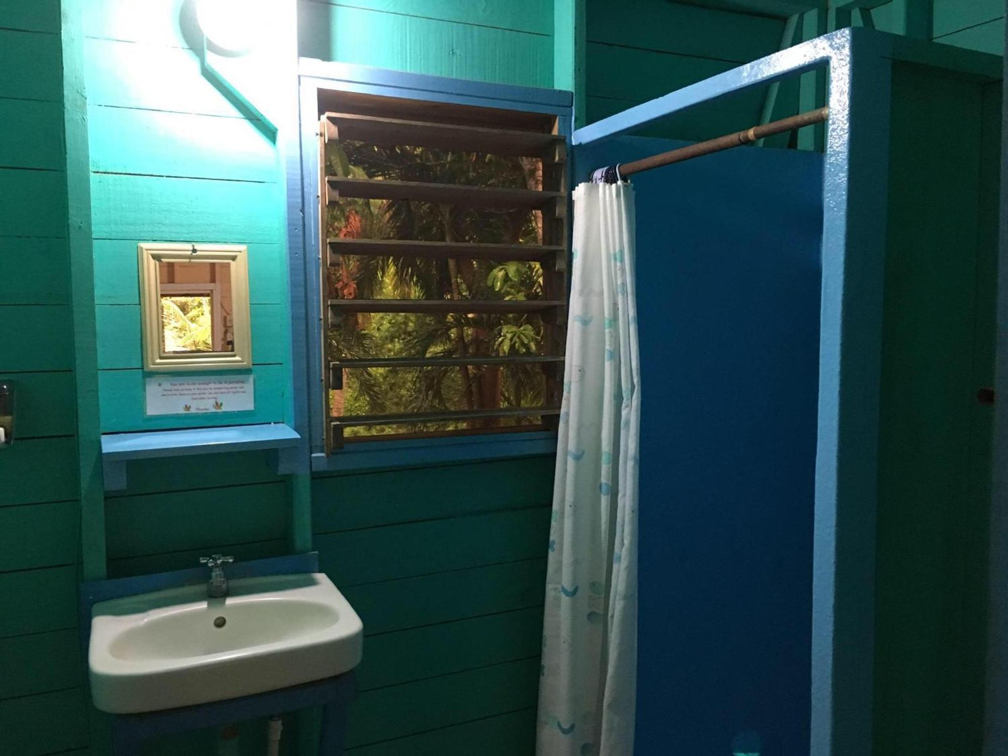 Hotel Chillies And Native Sons Diving Уест Енд Екстериор снимка