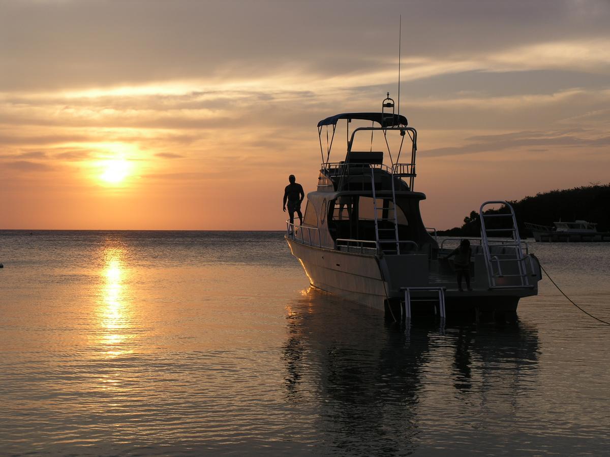 Hotel Chillies And Native Sons Diving Уест Енд Екстериор снимка